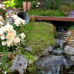 Wasser ist das bestimmende Element des Gartens, ein Bachlauf sorgt für Bewegung