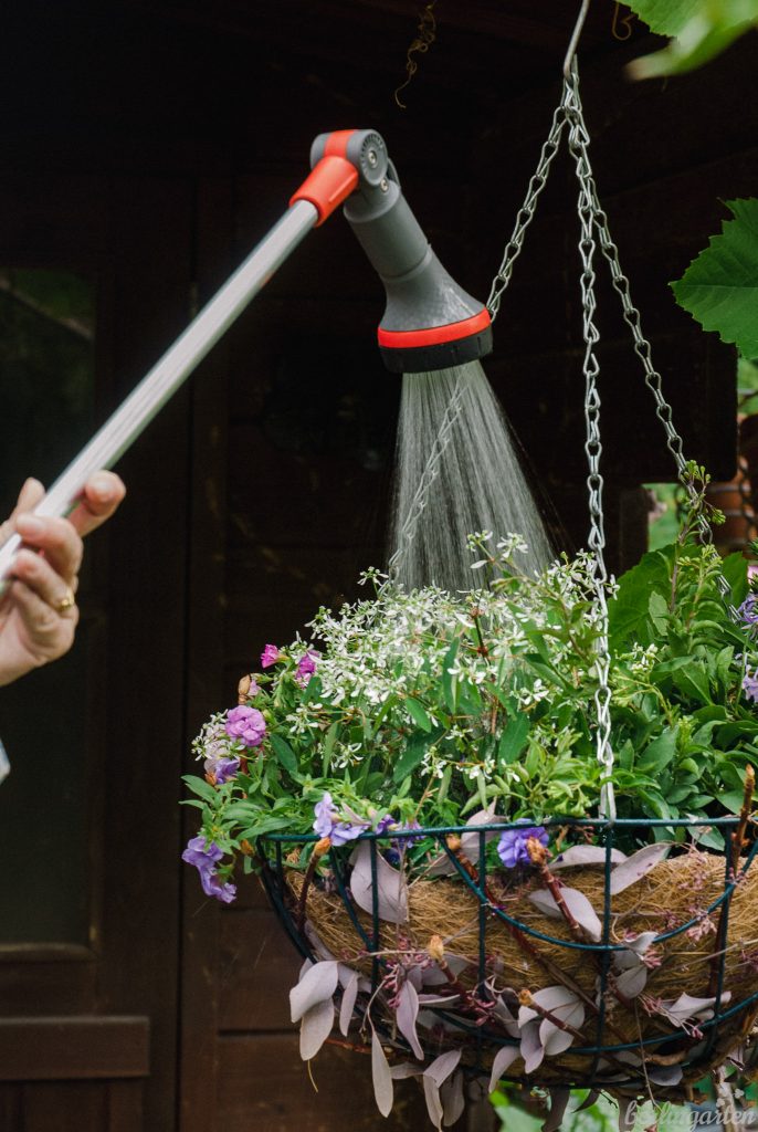 Dosierte Bewässerung der Hängeampel mit GARDENA Comfort Blumenampel-Gießstab