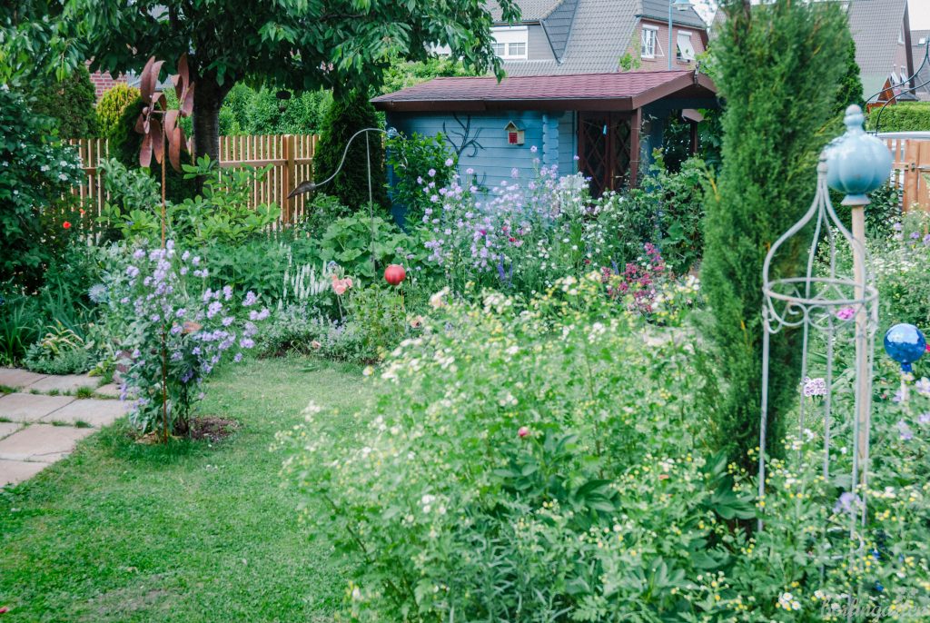 Blick zum blauen Gartenhaus