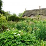 Der Old Garden besteht aus zwei riesigen Cottage-Beeten