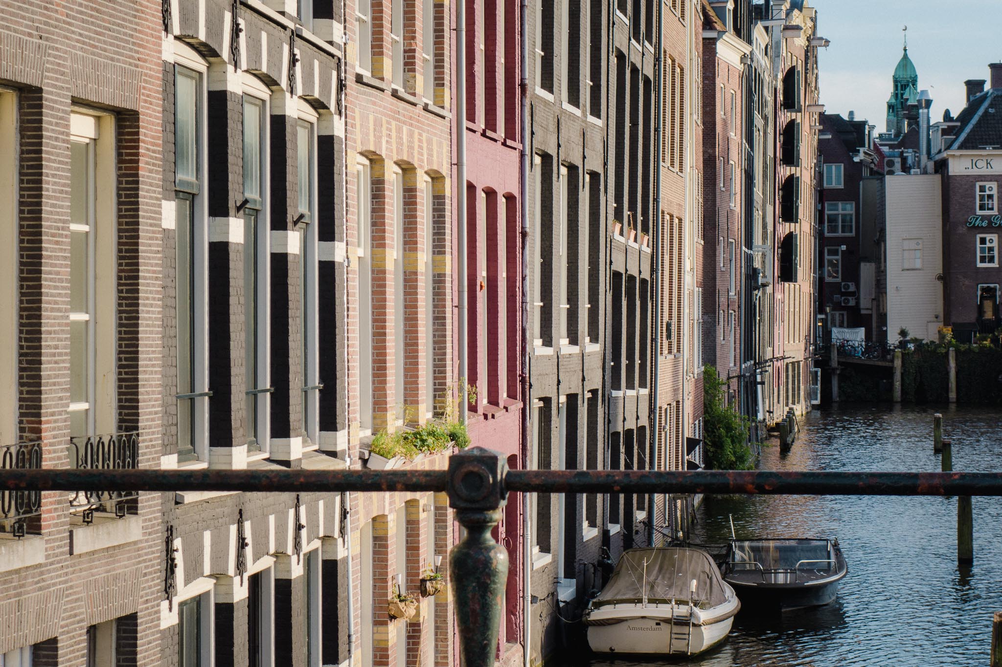 Typisch: Amsterdamer Häuserfront