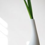Formschön - die matt weiße Vase und das schlichte Laub