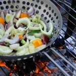 Grillwok mit Gemüse auf Grill