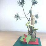 Ein ausdrucksstares Ikebana mit sehr markanter Kiefer