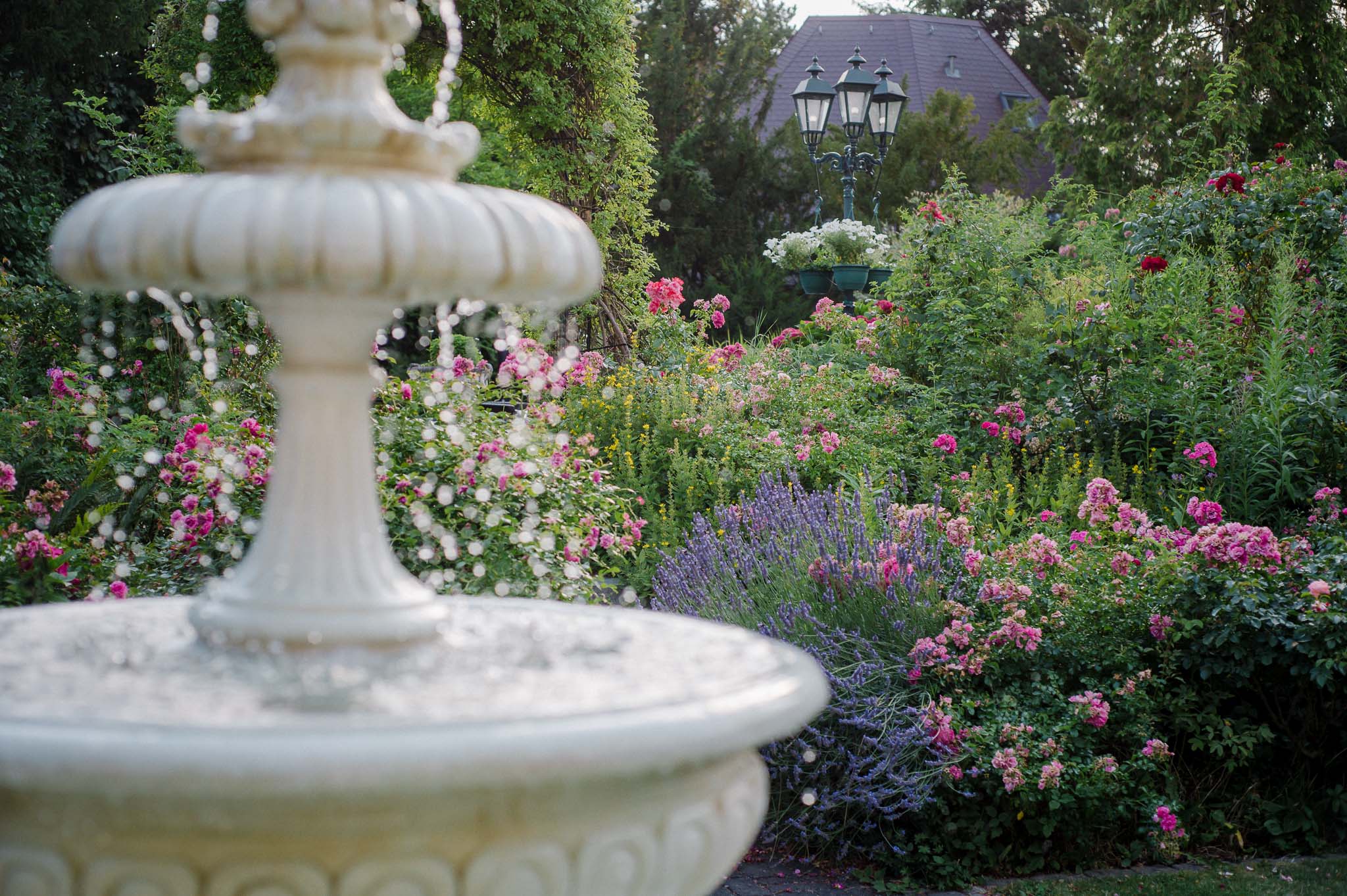 Wasser im Garten mit weißem Kaskadenbrunnen