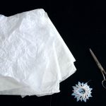 Material für Pompons: Seidenpapier und Zwirn