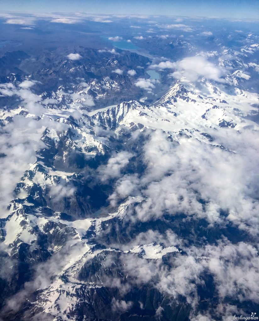 Aus dem Flugzeug: Die Alpen Neuseelands sind ein junges Faltengebirge, das die Südinsel Neuseelands längs durchzieht. Der höchste Berg ist der Aoraki/Mt Cook mit 3.724. Durch die vielen Niederschläge gibt es große Gletscher. Der berühmteste ist der Franz-Josef-Gletscher