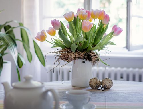 Osterstrauß Tulpen: mit Nestern aus Gräsern aus dem Garten
