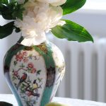 Paeonia lactifolia Festiva Maxima in der Vase Mandschu von Kaiser