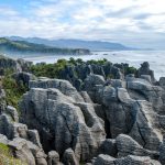 So sieht Schichtverwitterung aus: Die Felsformationen der Pancake Rocks sehen aus wie gestapelte Eierkuchen. An der rauen Westküste schlagen die Wellen der Tasmansee gegen die Felsen. Im Paparoa-Nationalpark bei Punakaiki hat das Wasser diese ganz besonderen Formen aus Gestein gewaschen