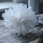 Schön fluffig: ein Pompon aus weißem Seidenpapier