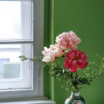 Im grünen Salon kommen die strahlenden Blüten und die Vase im chinesischen Stil besonders zur Geltung
