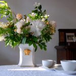 Vase Versace Gorgona von Rosenthal mitStrauß mit Rosen, Pfingstrosen und Jasmin