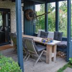 Optimal für schon kühlere Abende: die Terrasse vorm Gartenhaus
