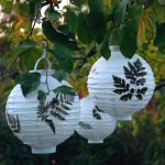 Weiße Lampions sehen im Baum hübsch frisch aus