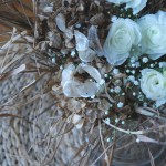 Weiße Ranunkeln mit Schleierkraut und trockenem Material aus dem Garten