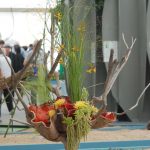 Renates Objekt als Kombination aus knorrigem Zweig, dafür angepasster Keramik und Herbstblumen