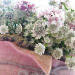 Wollig verpackt: zarte Blüten in Filz