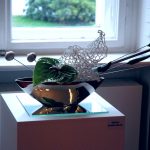 Modern wirkt dagegen dieses Moribana von Sabine Dahlke-Mues mit Chili und Knoblauch