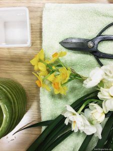Viele Zutaten braucht es nicht für ein schönes Narzissen-Ikebana