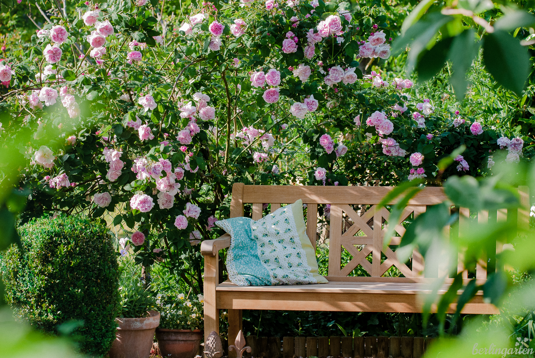 Romantisch sitzen auf der Gartenbank