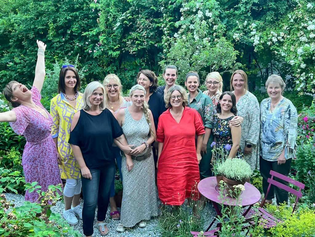 Das Flower Girls Gruppenfoto mit Xenia vom Gartenblog berlingarten und weiteren Bloggerinnen