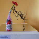 Bärbel Seeliger-Wolf und eigens gestaltete Vase in Nagellack-Technik