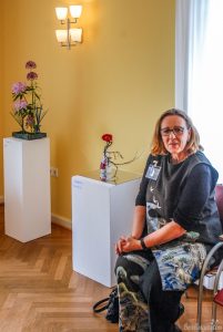 Ulrike Vogler ist Leiterin der Ikebana-Ausstellung