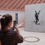 Besucherin im Musée Yves Saint Laurent